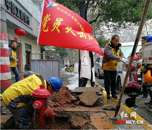 長(zhǎng)沙供水有限公司工作人員正對(duì)消火栓進(jìn)行維護(hù)。（資料圖）